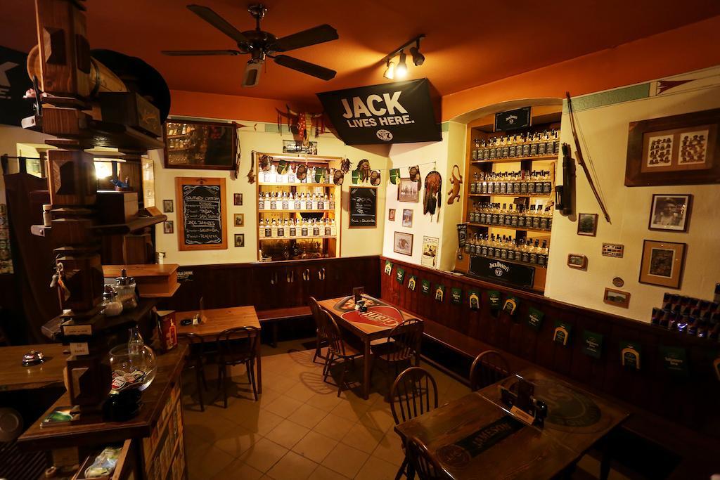 Pension Alfa & Whisky Pub ตาบอร์ ภายนอก รูปภาพ
